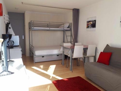 - un salon avec un lit et une table avec un canapé dans l'établissement Joli studio rénové 5p avec parking à La Mongie Tourmalet, à Bagnères-de-Bigorre