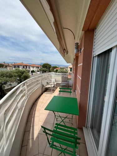 Balkoni atau teres di Cosy 2 pieces avec piscine et parking
