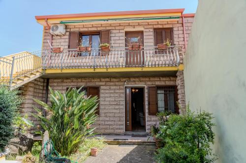 an apartment building with a balcony and a door at Casa di Samu in Bauladu