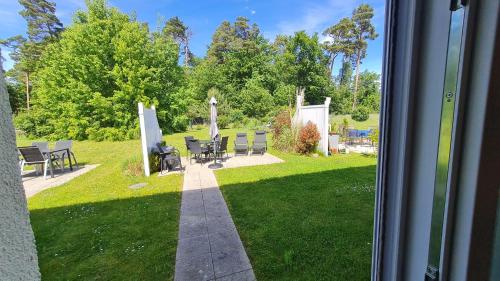 a view from a window of a park with benches at Ferienwohnung Ostsee Graal-Müritz Küstenwald in Gelbensande