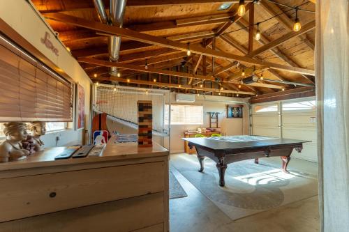 una sala de ping pong con mesa de ping pong en The Latham Abode - Spa - Fire-pit - Game Room - NEW, en Joshua Tree