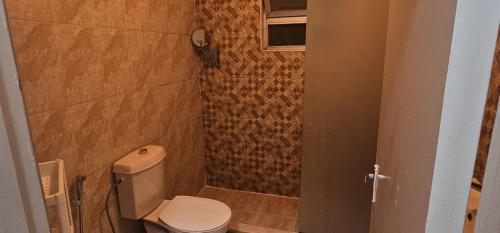Ein Badezimmer in der Unterkunft شقة في ام اذينة غرفتين نوم
