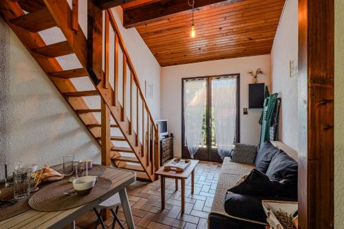 un salon avec un canapé et un escalier dans l'établissement Maisonnette à 50m de la plage, à Biscarrosse