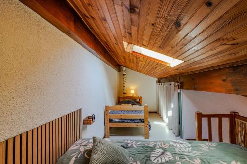 Ένα ή περισσότερα κρεβάτια σε δωμάτιο στο Maisonnette à 50m de la plage