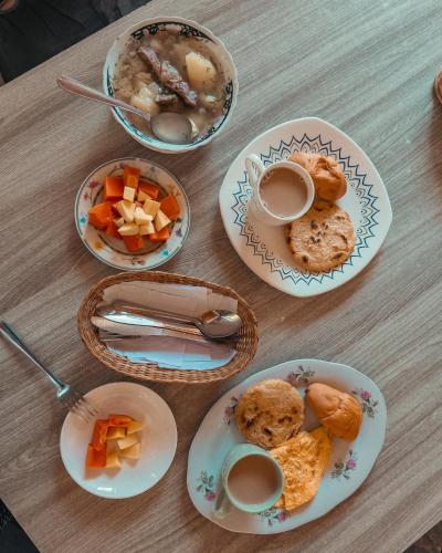 una mesa con platos de comida y tazas de café en Jardin del Sol Ecoglamping SAS, en San José de Suaita