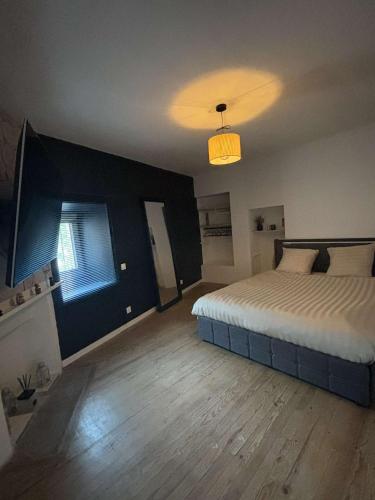 une chambre avec un lit et une télévision dans l'établissement lartdeschoix, à Labégude