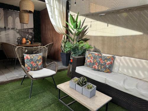 ein Wohnzimmer mit einer Couch und zwei Sesseln in der Unterkunft Casa YON pet friendly, Netflix,free parking, factura, high speed wifi, Amazon Prime in Municipio Cuautitlán Izcalli