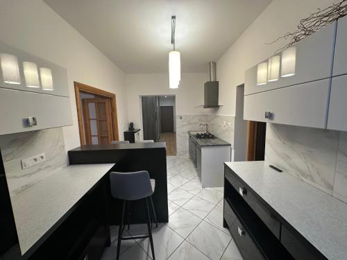 a kitchen with a counter and a chair in it at Apartament blisko Krzywej Wieży Dostęp za pomocą kodu in Ząbkowice Śląskie