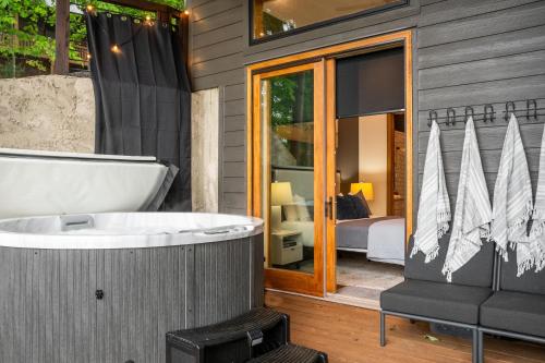 Fotografie z fotogalerie ubytování Luxury Blackbird Cabin Stunning Views, Hot Tub and Fire Pit v destinaci Blue Ridge