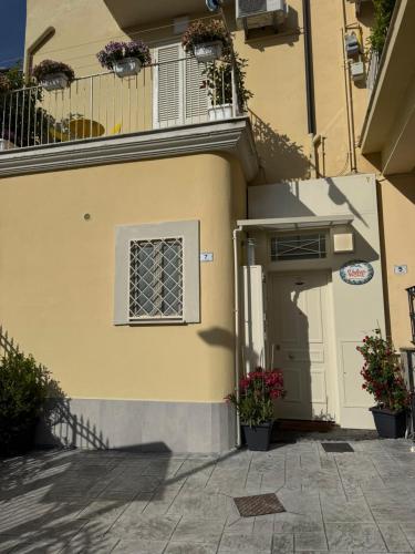 a building with a door and a balcony with flowers at VulcanHome in Cercola