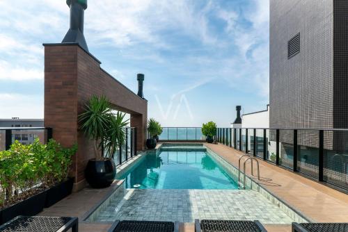 ボンバスにある509- Suite no Villa Francione Bombasの建物の屋上にあるプール