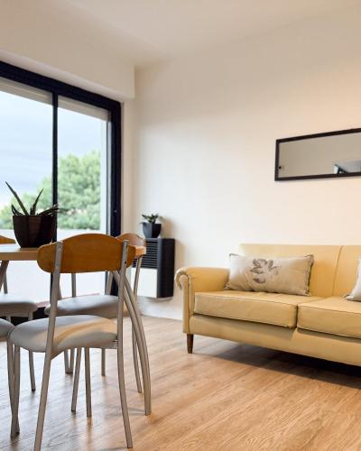 a living room with a couch and a table at Che Pampa Departamento in Santa Rosa