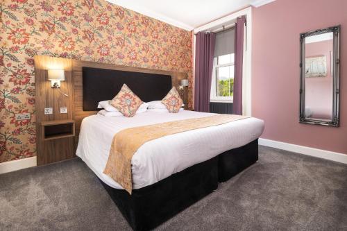 a bedroom with a large bed in a room at Atholl Villa Guest House in Pitlochry