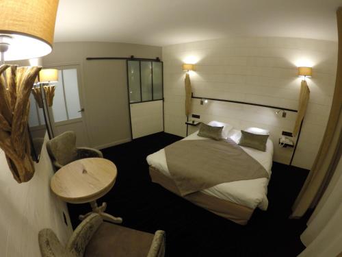 Ένα ή περισσότερα κρεβάτια σε δωμάτιο στο Hôtel Les Brises