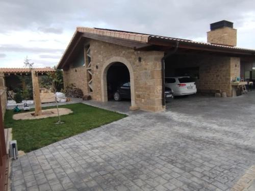 una casa con un parcheggio di fronte a un garage di Casa Martín a Beire