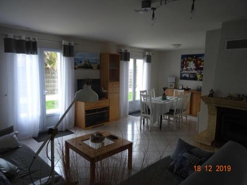 un salon avec un canapé et une table dans l'établissement La Petite Pépite, à Saint-Hilaire-de-Riez