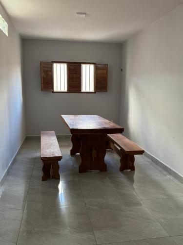 a large wooden table and benches in a room at Casa 4 quartos, piscina privativa, 3 suíte geradeila smart tv ar-condicionado in Campina Grande