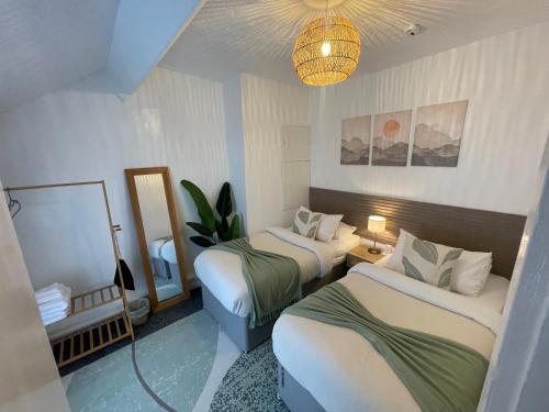 Postel nebo postele na pokoji v ubytování 2 Bedroom Cozy Home Sleeps 6 with 1Gb Wi-Fi near Durham & Darlington-Kynren