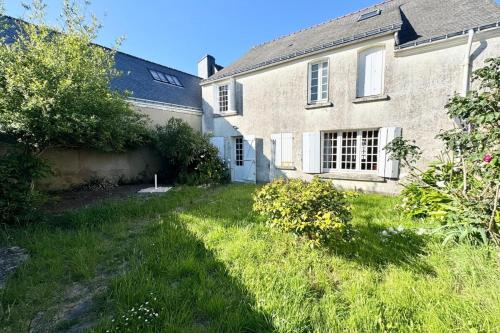 an empty yard in front of a house at Refuge breton entre mer pierres et jardin in Port-Louis