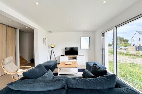 un salon avec un canapé et une table dans l'établissement Maison neuve contemporaine - 10min des plages 2, à Saint-Pierre-Quiberon