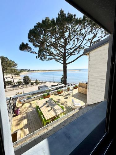 - une vue sur la plage depuis le balcon d'une maison dans l'établissement Luxury ! Villa - Vue mer 180 - Terrasse face océan, à Guidel