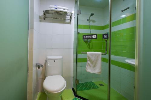 Kylpyhuone majoituspaikassa 7Days Inn Beijing Shangdi