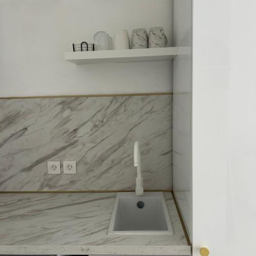 La salle de bains est pourvue d'un lavabo et d'une bougie. dans l'établissement Studio à 50 m de la plage, à Canet