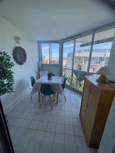 appartement climatisé 4 couchages, ascenseur, piscine, parking ,proche mer