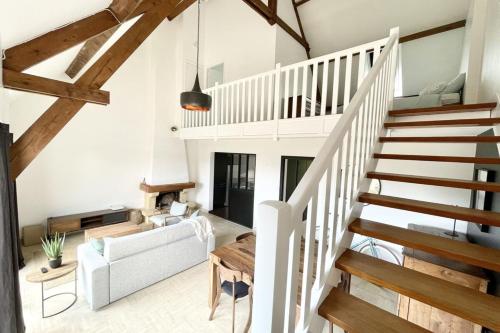 un escalier blanc dans un salon avec poutres en bois dans l'établissement Maison de charme - Proche plages et bourg, à Larmor-Plage