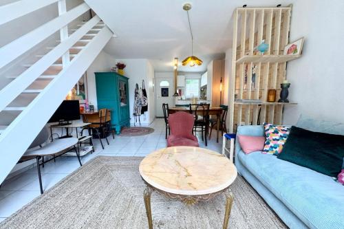 un salon avec un canapé et une table dans l'établissement Charmante maison avec jardin près des plages, à Larmor-Plage