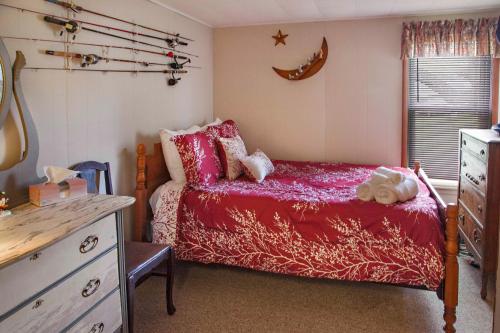una camera da letto con un letto e una cassettiera di Nannie Bell's Cottage a Dundee