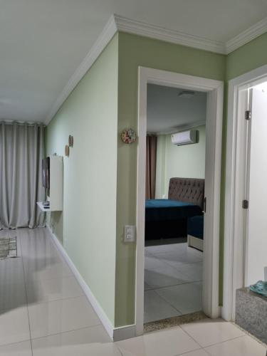 a living room with a door leading to a bedroom at GOLDEN LAKE, lugar para relaxar in Arraial do Cabo