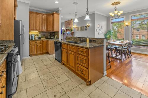 cocina grande con armarios de madera y comedor en Huge Downtown Retreat with Free Parking, en Indianápolis