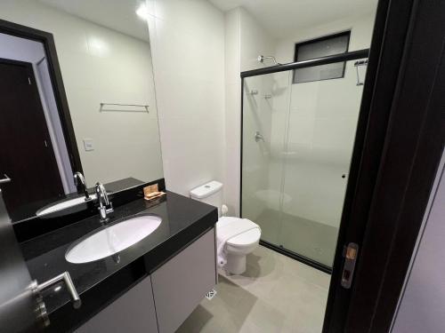 een badkamer met een toilet, een wastafel en een douche bij Edificio Liv P.Verde Apto 1013-Mandi Hospitalidade in Maceió