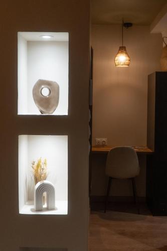 - une fenêtre dans une chambre avec une chaise et un bureau dans l'établissement Le Japandi - appartement cosy & friendly, à Sérignan