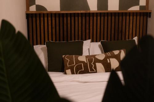 セリニャンにあるLe Japandi - appartement cosy & friendlyのベッド(枕付)が備わる客室です。