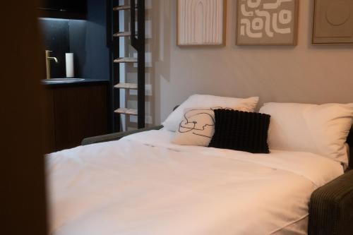 - un lit avec un oreiller sur le visage dans l'établissement Le Japandi - appartement cosy & friendly, à Sérignan