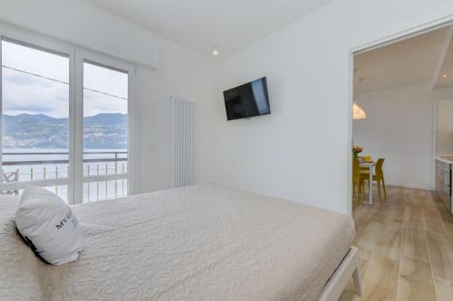 Postel nebo postele na pokoji v ubytování MGH- Peler del Garda Lakeview Apartment