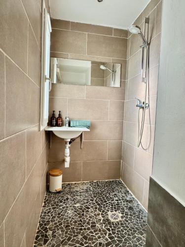 une salle de bain avec un lavabo et une douche dans l'établissement Joli 2 pièces avec terrasse en centre ville, à Nice