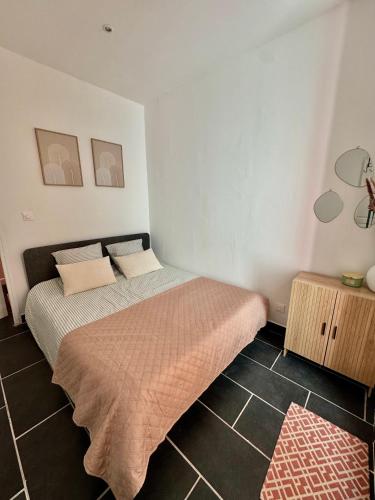 une chambre avec un lit dans une pièce dans l'établissement Joli 2 pièces avec terrasse en centre ville, à Nice