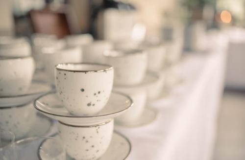 ミエンジブロジェ・ジビエツキエにあるŻarliwe Klimaty - gościniecの白いカップと皿の列