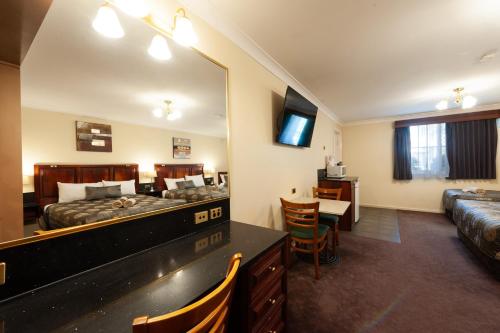 Letto o letti in una camera di Albury Georgian Motel & Suites