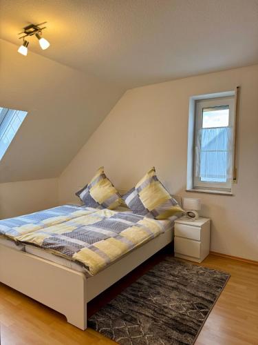 a bedroom with a bed and a window at Bergjuwel mit Ruhe & Komfort - M20 - Frankenwald Apartments in Stadtsteinach