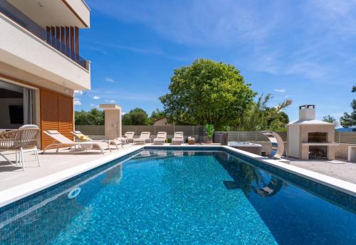 Villa San Pietro A Luxurious Seaside Retreat in Kaštel Štafilic