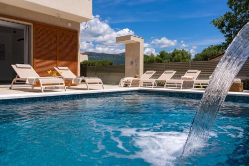 Villa San Pietro A Luxurious Seaside Retreat in Kaštel Štafilic