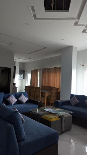Χώρος καθιστικού στο Royalden apartment