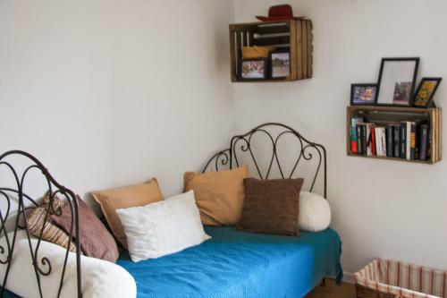 Ένα ή περισσότερα κρεβάτια σε δωμάτιο στο Maison chaleureuse