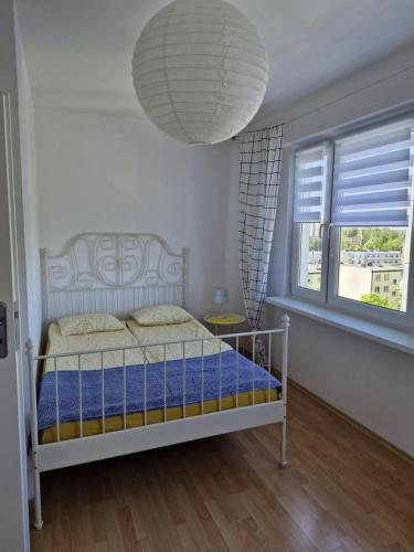 Un pat sau paturi într-o cameră la Apartament Północ