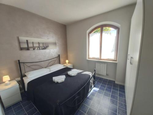 une chambre avec un lit avec deux serviettes dessus dans l'établissement I Limoni Bilocale in residence con piscina, à Peschiera del Garda