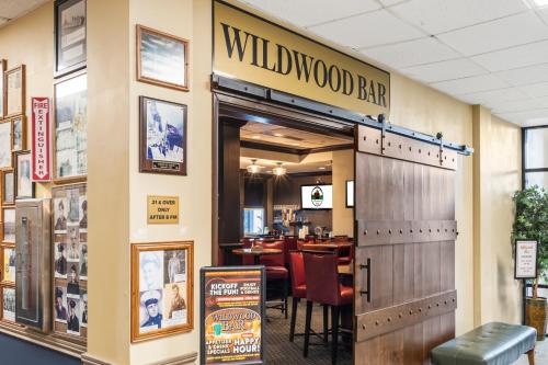 a restaurant with a wildwood bar sign on the wall at Thousand Hills Resort Hotel in Branson